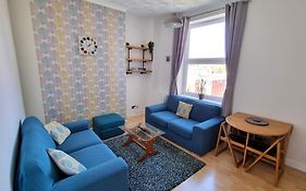 Southsea Escape - Coastal Holiday Apartment - 2 Double Bedrooms